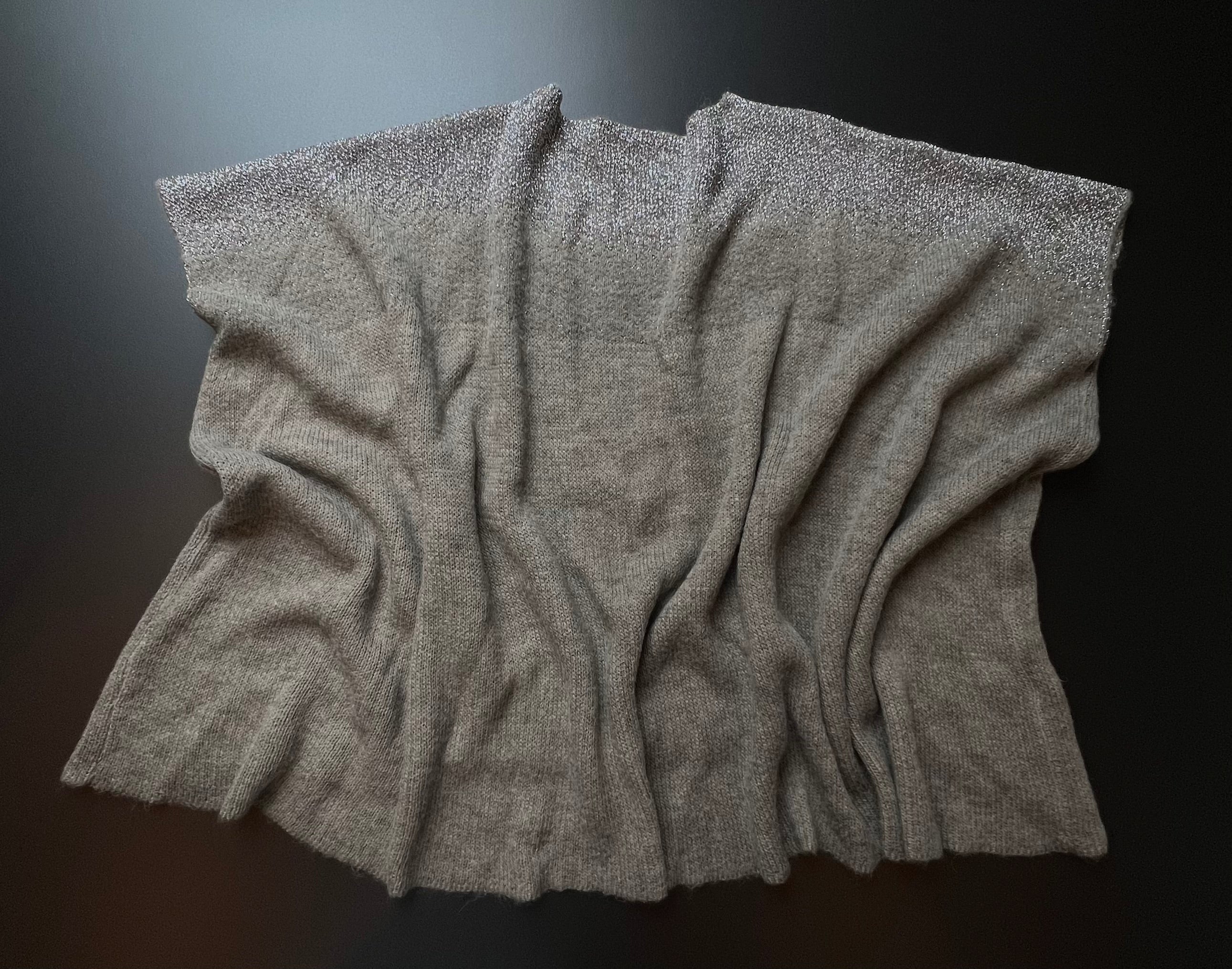 Grey H&3 knit jumper by KM Timeless Vintage, one size, showcasing a soft texture and classic design.