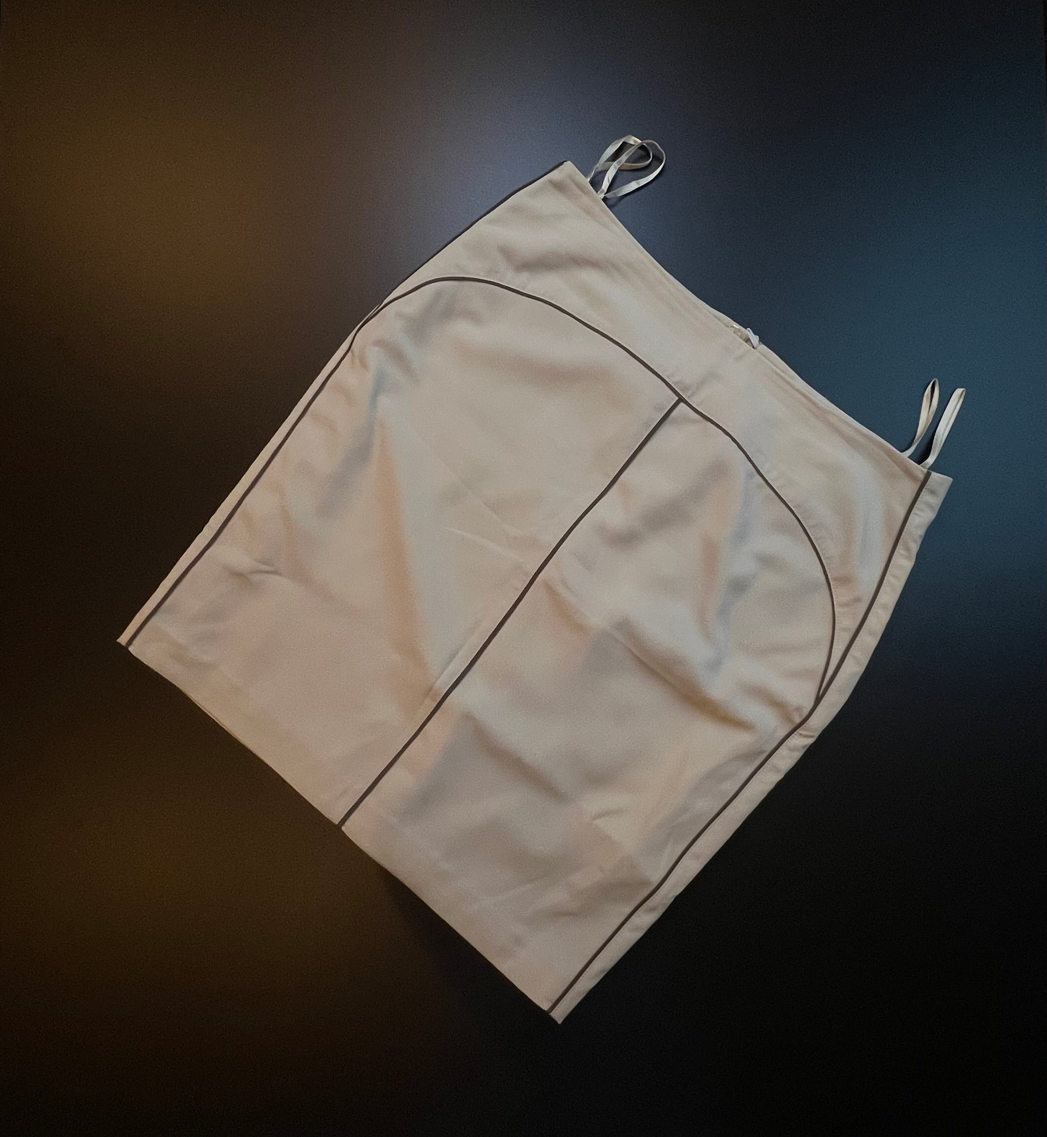 Beige Alba Moda skirt size 44 by KM Timeless Vintage, featuring a flowing design and elegant silhouette on a mannequin.