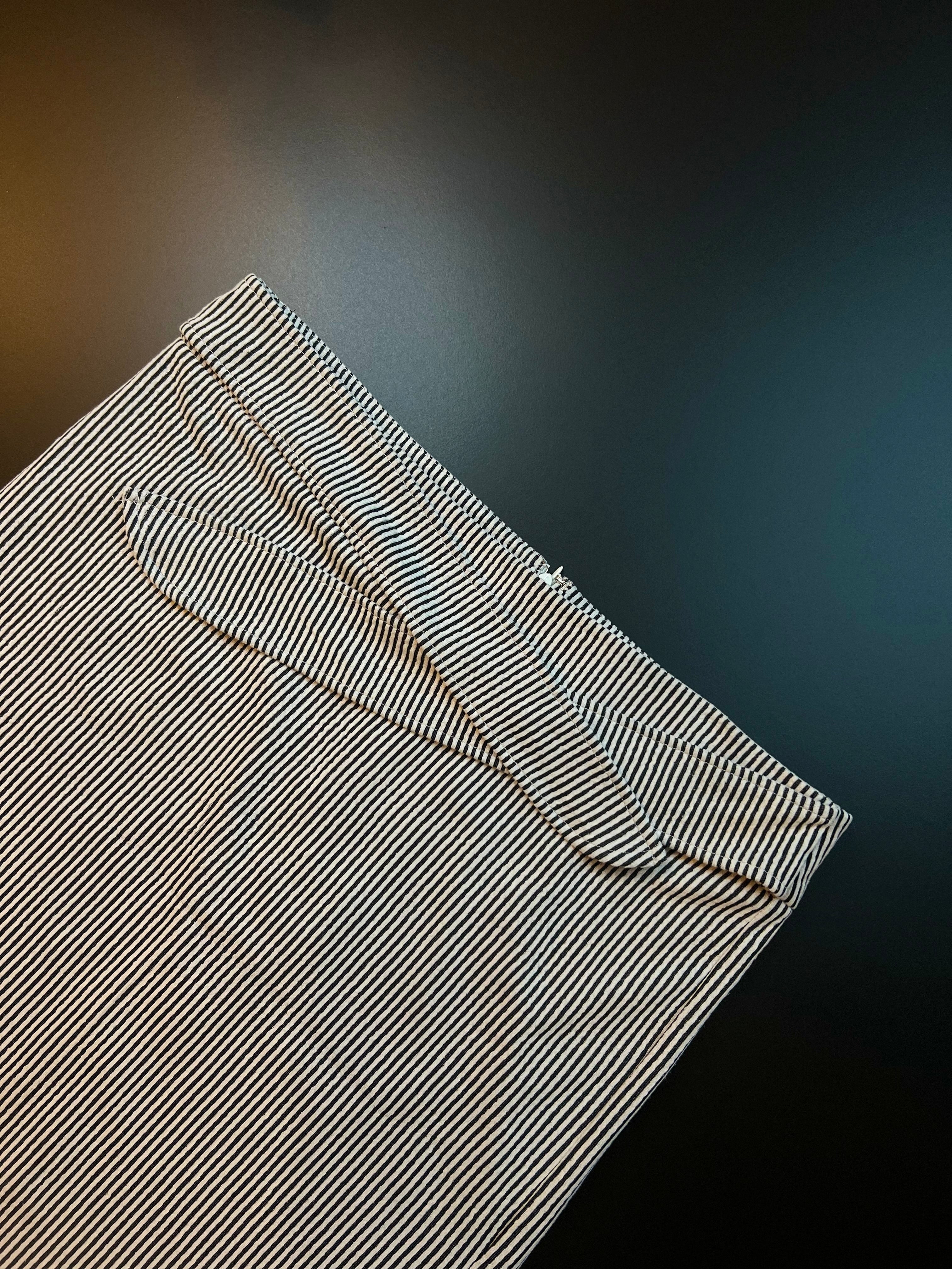 Black and white striped Ann Taylor Factory skirt in size 14P, featuring a stylish and versatile design.